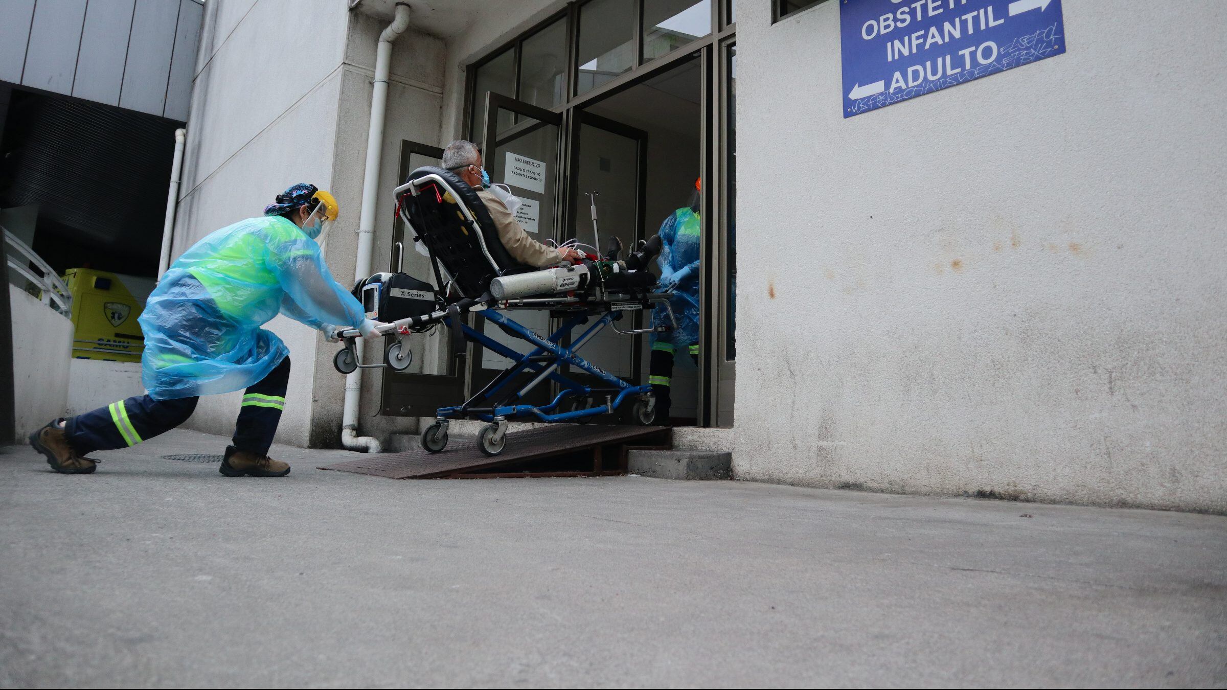 05 de Marzo de 2021 CONCEPCION
Ambulancia llega con paciente Covid-19 a Urgencias del Hospital Clínico Regional de Concepción Dr. Guillermo Grant Benavente, tras las alzas en los contagios en el Gran Concepcion, previo a un nuevo retroceso a fase 1 en el gran Concepcion, durante el estado de catastrofe de la pandemia Covid-19 

FOTO: RODRIGO GAJARDO / AGENCIAUNO