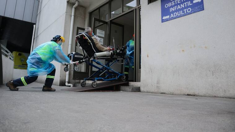 05 de Marzo de 2021 CONCEPCION
Ambulancia llega con paciente Covid-19 a Urgencias del Hospital Clínico Regional de Concepción Dr. Guillermo Grant Benavente, tras las alzas en los contagios en el Gran Concepcion, previo a un nuevo retroceso a fase 1 en el gran Concepcion, durante el estado de catastrofe de la pandemia Covid-19
FOTO: RODRIGO GAJARDO / AGENCIAUNO