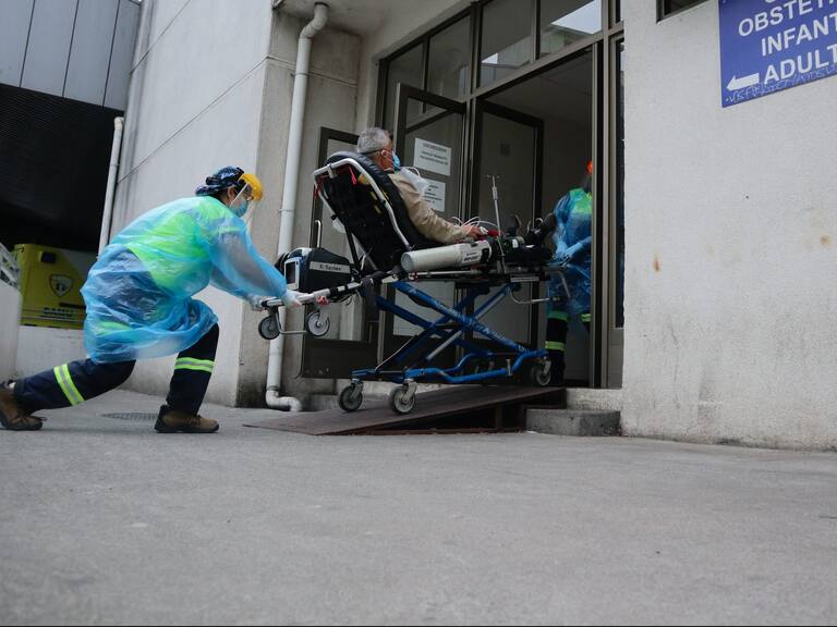 05 de Marzo de 2021 CONCEPCION
Ambulancia llega con paciente Covid-19 a Urgencias del Hospital Clínico Regional de Concepción Dr. Guillermo Grant Benavente, tras las alzas en los contagios en el Gran Concepcion, previo a un nuevo retroceso a fase 1 en el gran Concepcion, durante el estado de catastrofe de la pandemia Covid-19
FOTO: RODRIGO GAJARDO / AGENCIAUNO