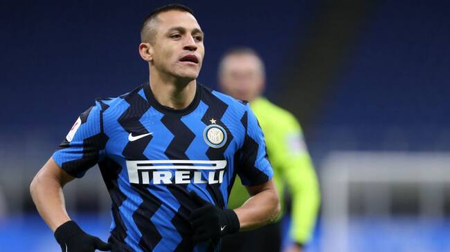 MILAN, ITALY - JANUARY 26: (BILD ZEITUNG OUT) Alexis Sanchez of FC Internazionale looks on during the Coppa Italia match between FC Internazionale and AC Milan at Stadio Giuseppe Meazza on January 26, 2021 in Milan, Italy. Sporting stadiums around Italy remain under strict restrictions due to the Coronavirus Pandemic as Government social distancing laws prohibit fans inside venues resulting in games being played behind closed doors. (Photo by Sportinfoto/DeFodi Images via Getty Images)