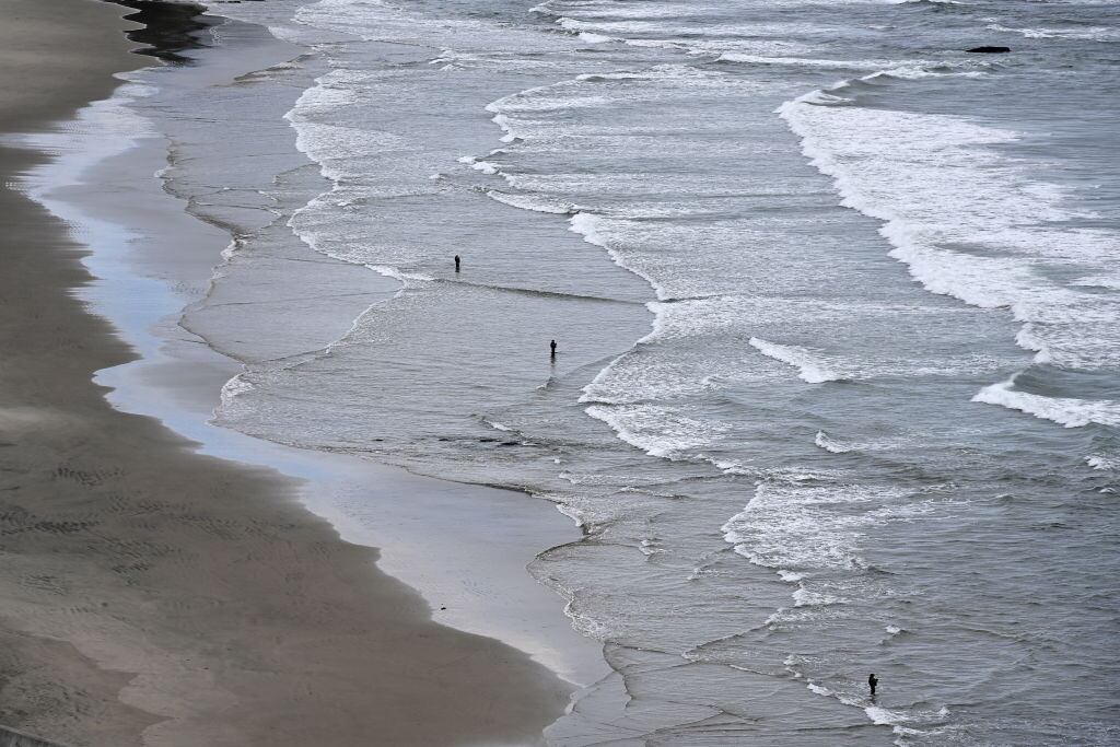 Personas en una playa de la costa de Japón