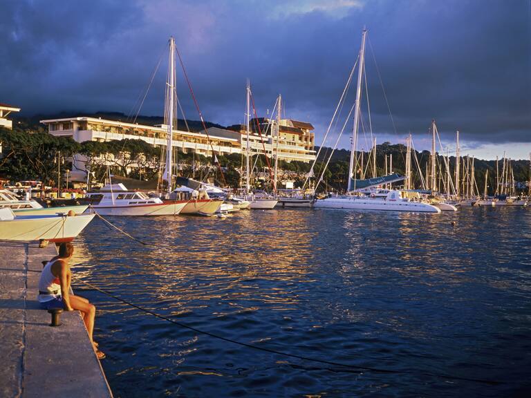 Detienen a 14 sudamericanos en Tahití con 524 kilos de cocaína