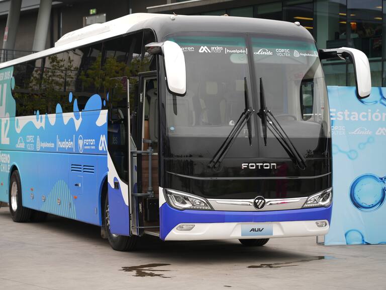 Autonomía de 300 kilómetros y libre de emisiones: los detalles del primer bus a hidrógeno que llega a Chile