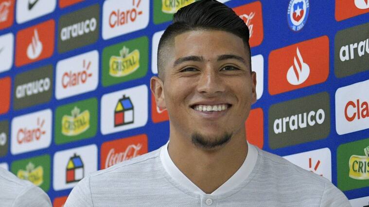 Chile's players Brayan Cortes (R) and Igor Lichnovsky attend a press conference within the Copa America football tournament in Salvador, state of Bahia, Brazil, on June 19, 2019. - Chile will face Ecuador next June 21. (Photo by RAUL ARBOLEDA / AFP) (Photo credit should read RAUL ARBOLEDA/AFP via Getty Images)