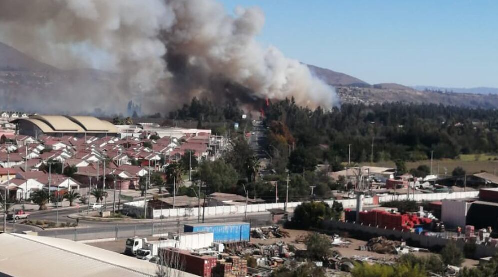 Alerta Roja por incendio forestar en Ovalle | Imagen vía Twitter @pizarroviera