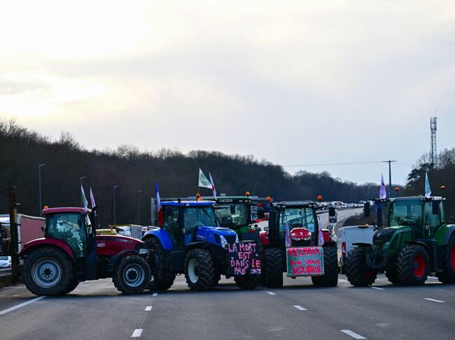 Los agricultores cumplen su promesa de rodear la ciudad de París con cortes de ruta. El gremio mantiene su protesta contra el gobierno de Francia.