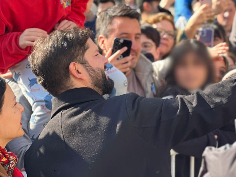 Día de los Patrimonios: Presidente Boric llega a La Moneda con masivo recibimiento de asistentes: “Es una alegría tremenda”