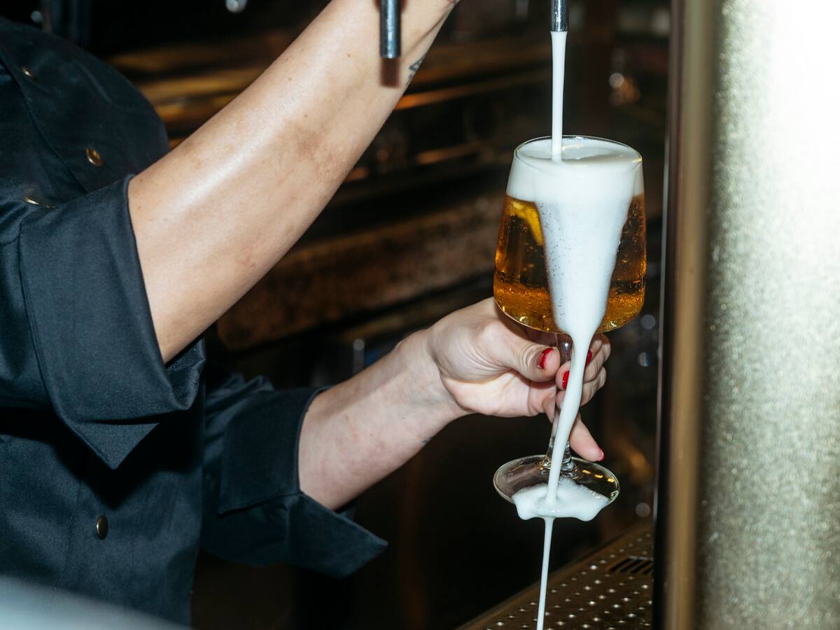 Lata o botella, la temperatura ideal, con o sin espuma: maestro cervecero revela los secretos para disfrutarla