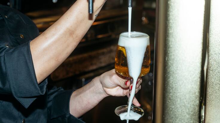 Lata o botella, la temperatura ideal, con o sin espuma: maestro cervecero revela los secretos para disfrutarla