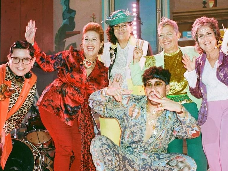 Bad Bunny sorprendió con presentación «acústica» y acompañado por banda de mujeres en los Latin Grammy 2020