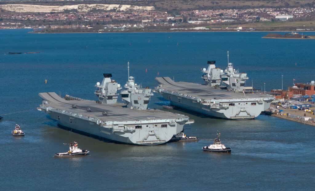 El portaviones HMS Prince of Wales sale del puerto de Portsmouth en Inglaterra. El Reino Unido es miembro de la OTAN.