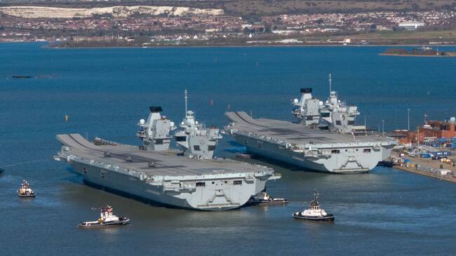 El portaviones HMS Prince of Wales sale del puerto de Portsmouth en Inglaterra. El Reino Unido es miembro de la OTAN.