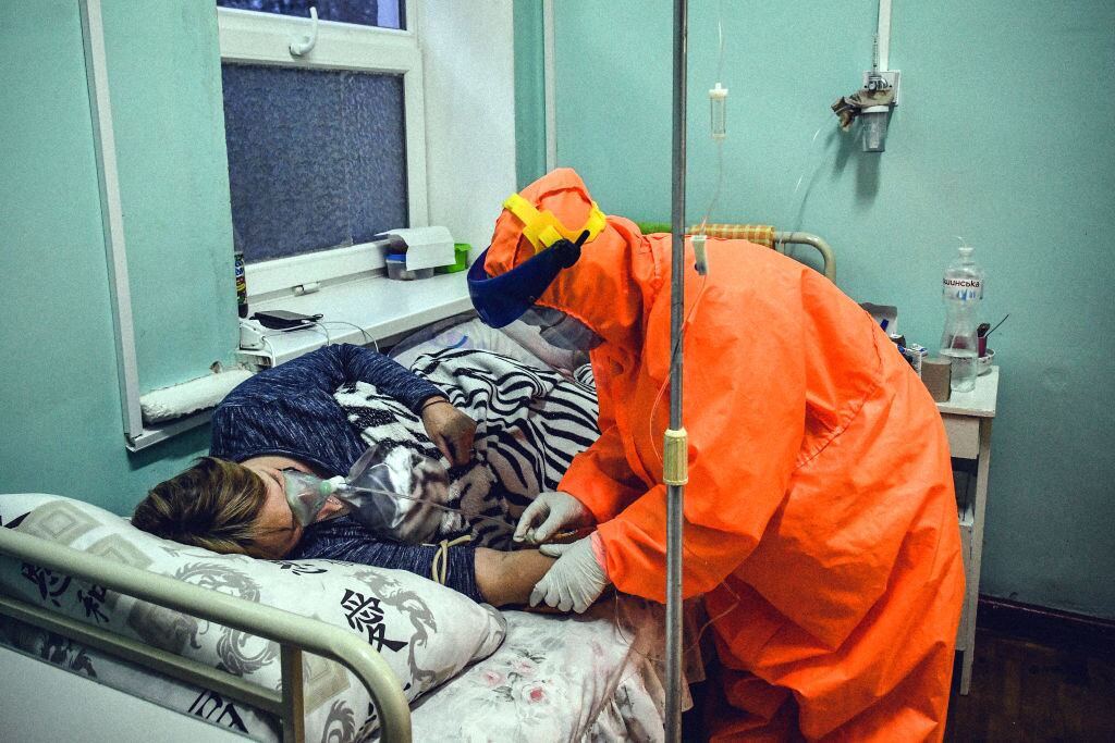 Trabajador de la salud cuida a un paciente Covid-19 en un hospital de Orejov