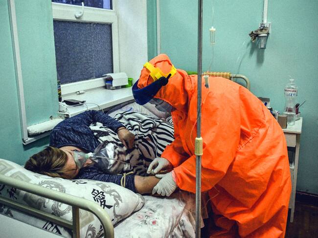 Trabajador de la salud cuida a un paciente Covid-19 en un hospital de Orejov