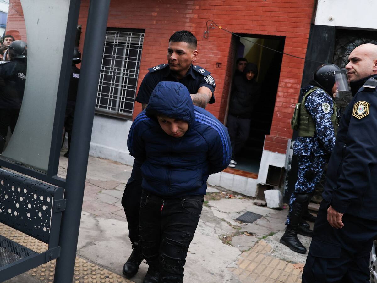 “Nos pusieron en onda Bukele”: hinchas de la U denuncian trato vejatorio de la policía durante su detención en Argentina