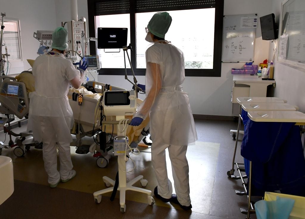 Trabajadores de la salud atienden a paciente Covid-19 en un hospital de Toulouse