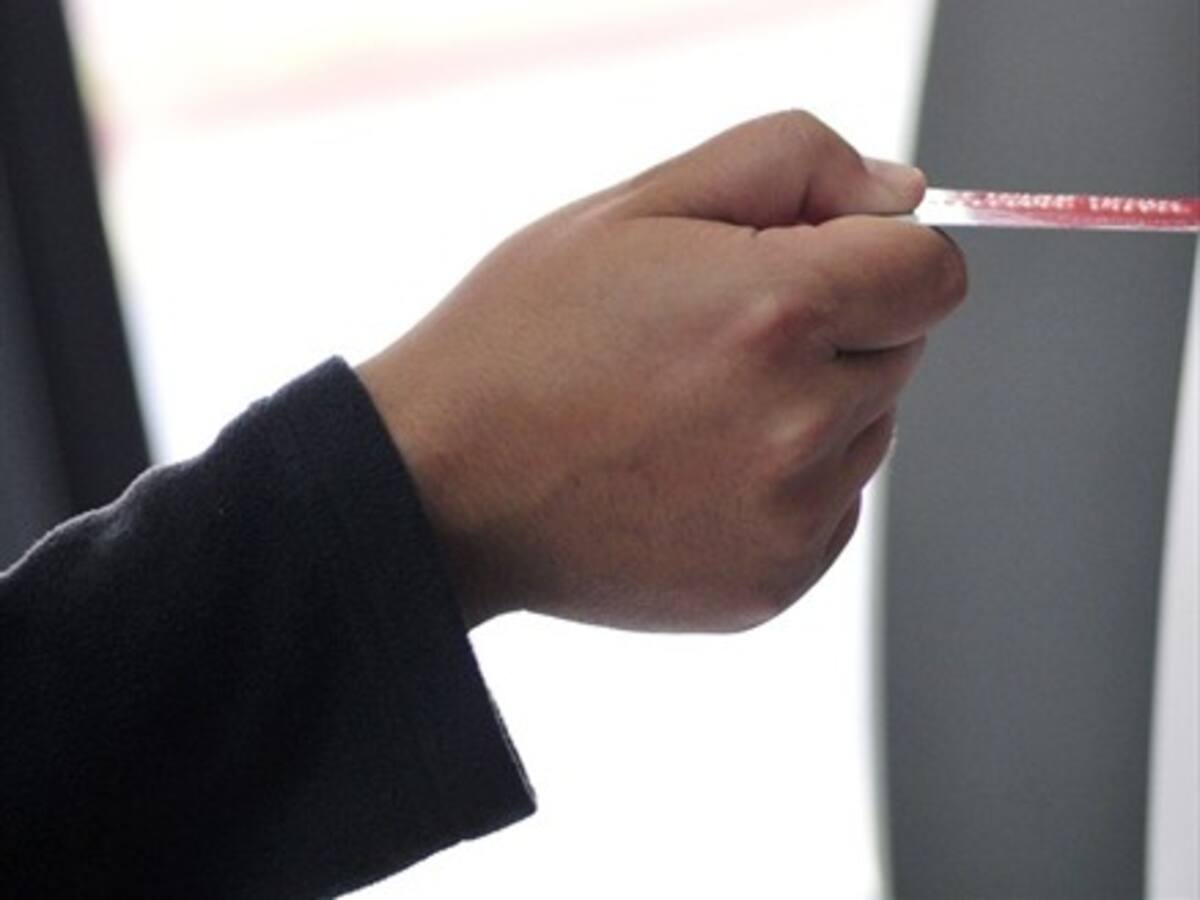 Mujeres pagan intereses más altos que los hombres en créditos de consumo