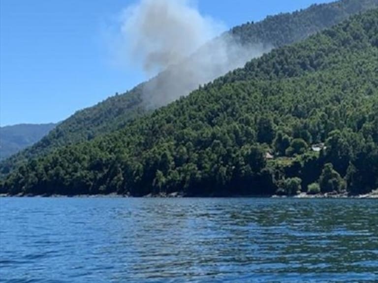 Incendio afecta a Lago Caburgua e interrumpe vacaciones de Piñera