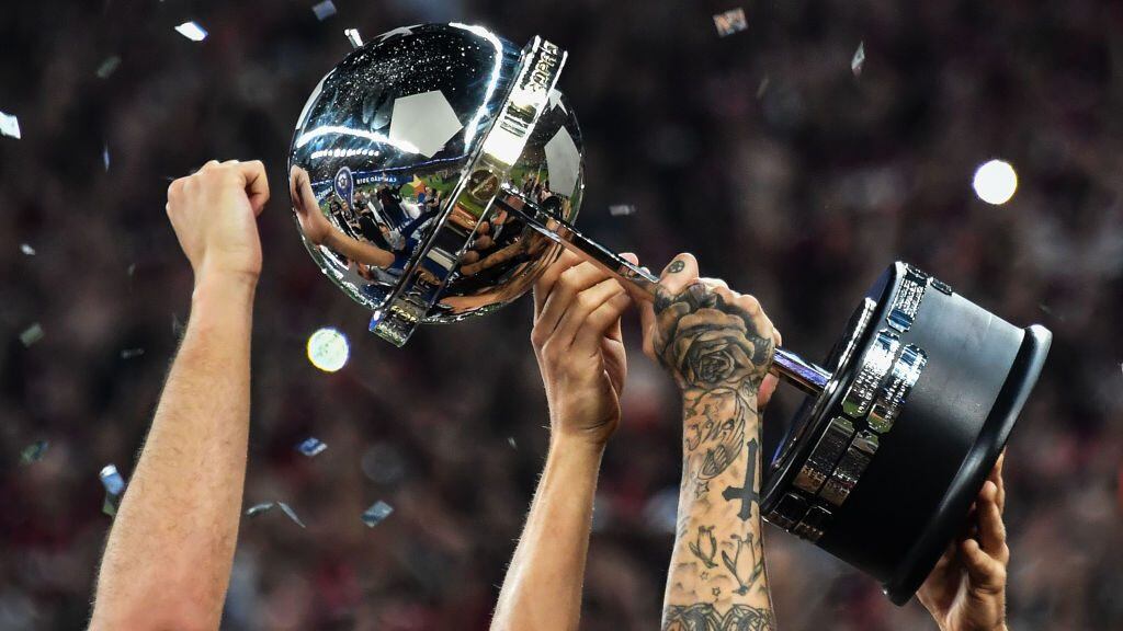 TOPSHOT - Brazil's Atletico Paranaense's players celebrate with the trophy after winning over Colombia's Junior during the 2018 Copa Sudamericana second leg final football match at the Arena da Baixada stadium in Curitiba, Brazil, on December 12, 2018. (Photo by NELSON ALMEIDA / AFP)        (Photo credit should read NELSON ALMEIDA/AFP via Getty Images)