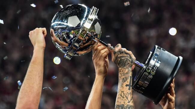 TOPSHOT - Brazil's Atletico Paranaense's players celebrate with the trophy after winning over Colombia's Junior during the 2018 Copa Sudamericana second leg final football match at the Arena da Baixada stadium in Curitiba, Brazil, on December 12, 2018. (Photo by NELSON ALMEIDA / AFP) (Photo credit should read NELSON ALMEIDA/AFP via Getty Images)
