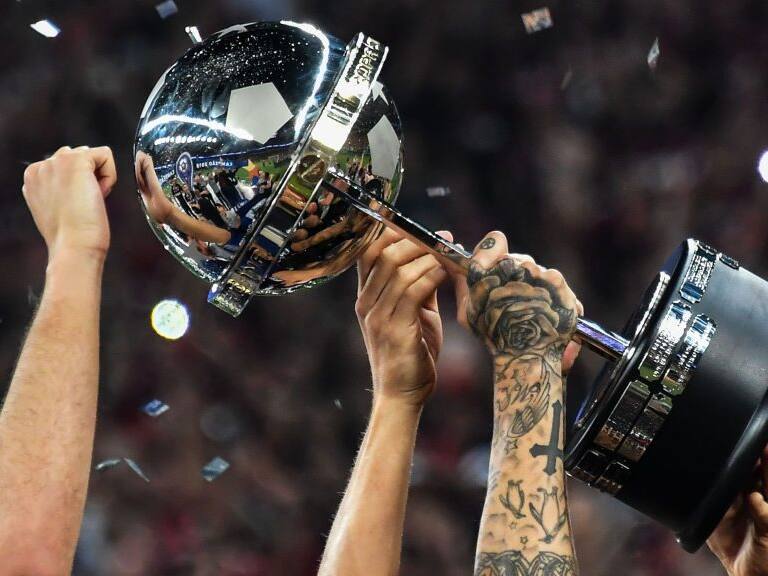 TOPSHOT - Brazil's Atletico Paranaense's players celebrate with the trophy after winning over Colombia's Junior during the 2018 Copa Sudamericana second leg final football match at the Arena da Baixada stadium in Curitiba, Brazil, on December 12, 2018. (Photo by NELSON ALMEIDA / AFP) (Photo credit should read NELSON ALMEIDA/AFP via Getty Images)