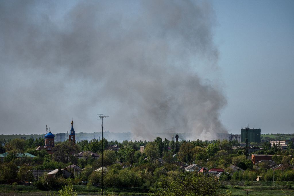 El bombardeo en Zaporiyia provoca que el humo se levante sobre la zona
