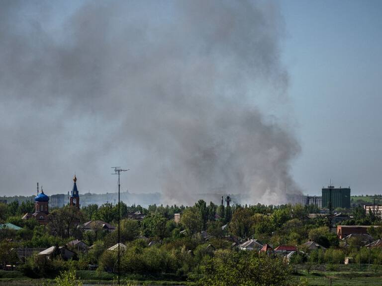 El bombardeo en Zaporiyia provoca que el humo se levante sobre la zona