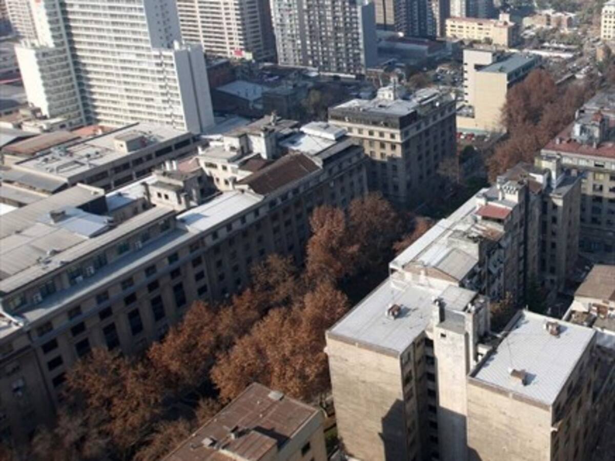 Santiago centro y sector Oriente anotan caídas en precios de venta de departamentos