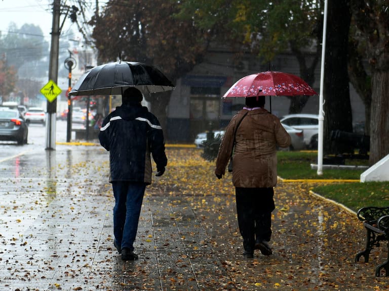 26 DE MAYO 2025 / LIMACHE
Personas con paraguas por las lluvias que afectan a las zona central
FOTO: PABLO OVALLE ISASMENDI / UNO NOTICIAS