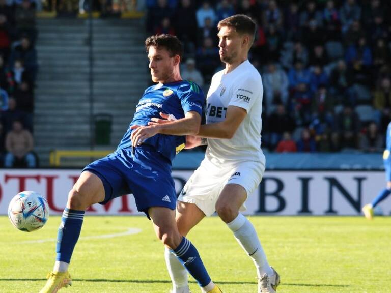 Deberá buscar club: Ángelo Henríquez dejó de ser jugador del Miedź Legnica