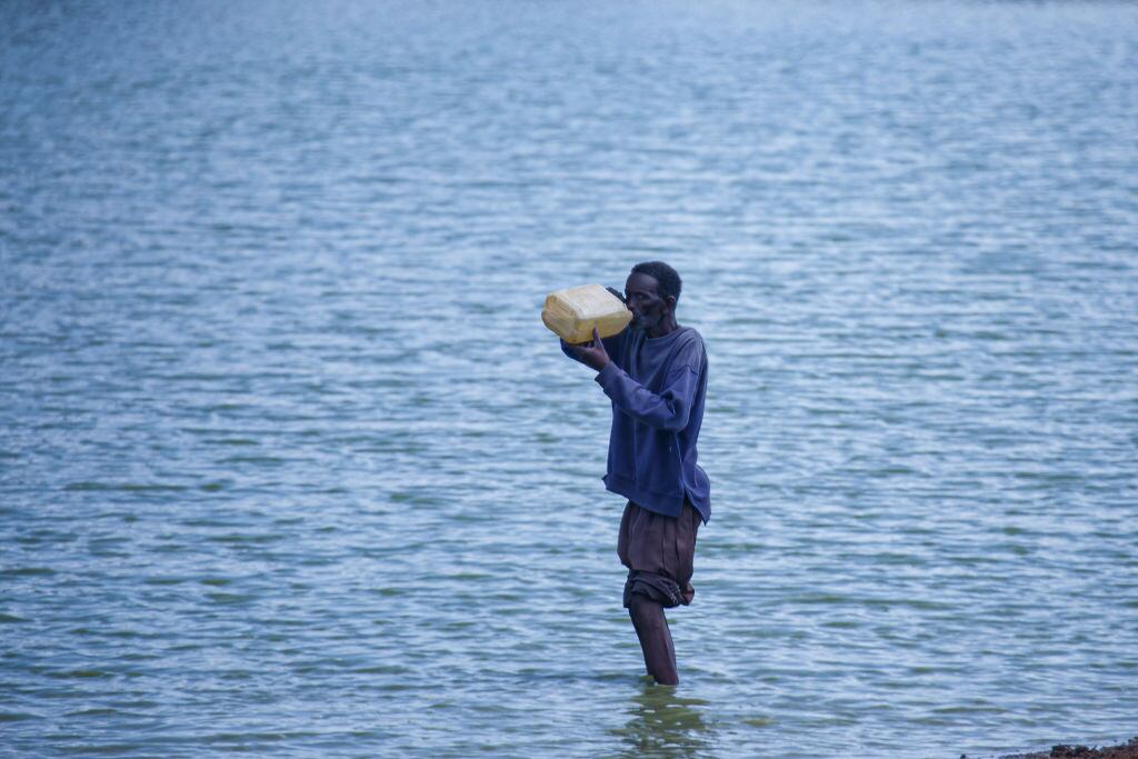 Un hombre toma agua que no es potable en una zona de Kenia