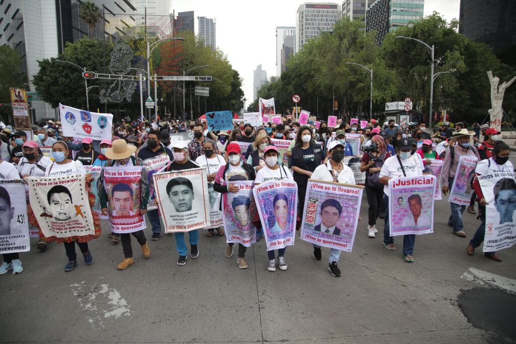 Familiares de los estudiantes de Ayotzinapa en una manifestación