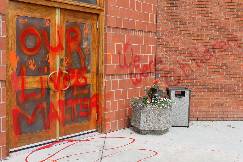 Pintadas y daños en el frontis de una iglesia católica en Calgary
