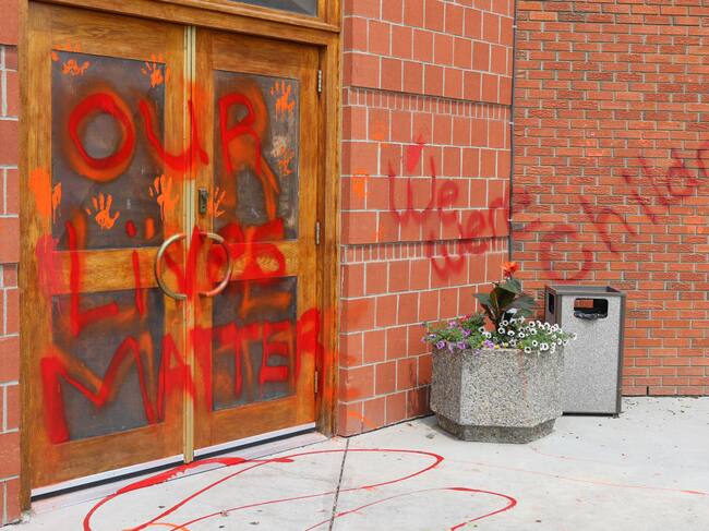 Pintadas y daños en el frontis de una iglesia católica en Calgary