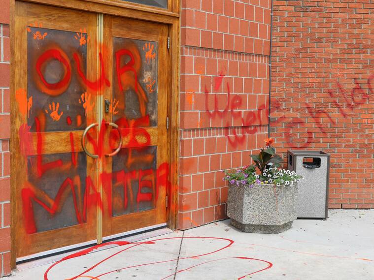 Pintadas y daños en el frontis de una iglesia católica en Calgary