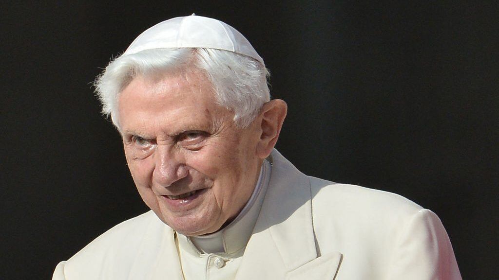 Pope emeritus Benedict XVI attends a papal mass for elderly people at St Peter's square on September 28, 2014 at the Vatican. AFP PHOTO / TIZIANA FABI (Photo by Tiziana FABI / AFP) (Photo by TIZIANA FABI/AFP via Getty Images)