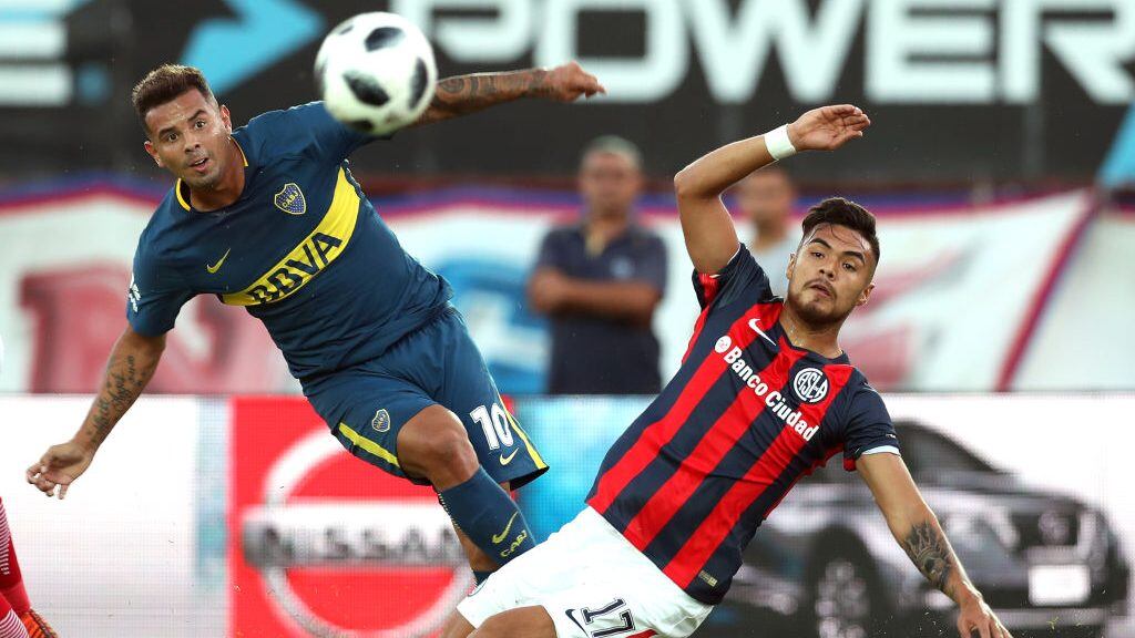 Boca Juniors' Colombian midfielder Edwin Cardona (L) kicks the ball next to San Lorenzo's defender Paulo Diaz during their Argentina First Division Superliga football match at Pedro Bidegain stadium, in Buenos Aires, on February 4, 2018. / AFP PHOTO / ALEJANDRO PAGNI        (Photo credit should read ALEJANDRO PAGNI/AFP via Getty Images)