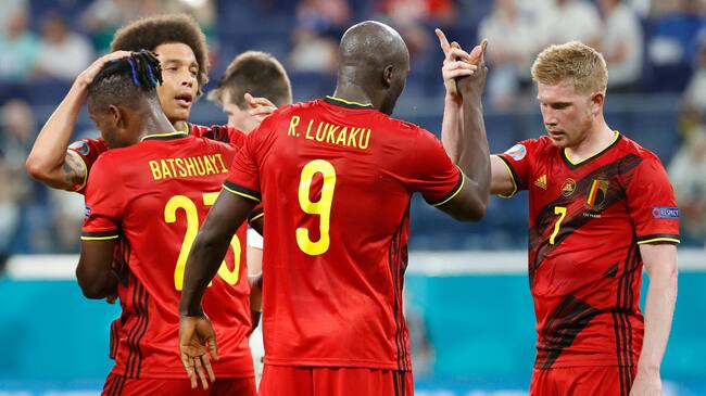 Belgium's forward Romelu Lukaku (C) celebrates his goal with Belgium's midfielder Kevin De Bruyne during the UEFA EURO 2020 Group B football match between Finland and Belgium at Saint Petersburg Stadium in Saint Petersburg, Russia, on June 21, 2021. (Photo by Anatoly Maltsev / POOL / AFP) (Photo by ANATOLY MALTSEV/POOL/AFP via Getty Images)