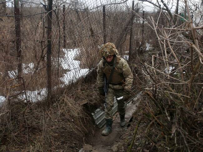 Militar ucraniano vigila la zona fronteriza con Rusia en la región de Donetsk