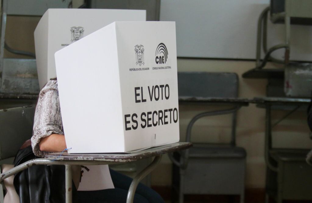 Mesa de votación en Quito para las elecciones generales en Ecuador