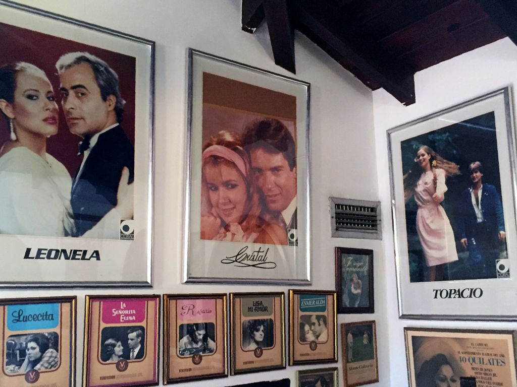 Los retratos de teleseries en las paredes de la casa de Delia Fiallo. Foto: Getty Images