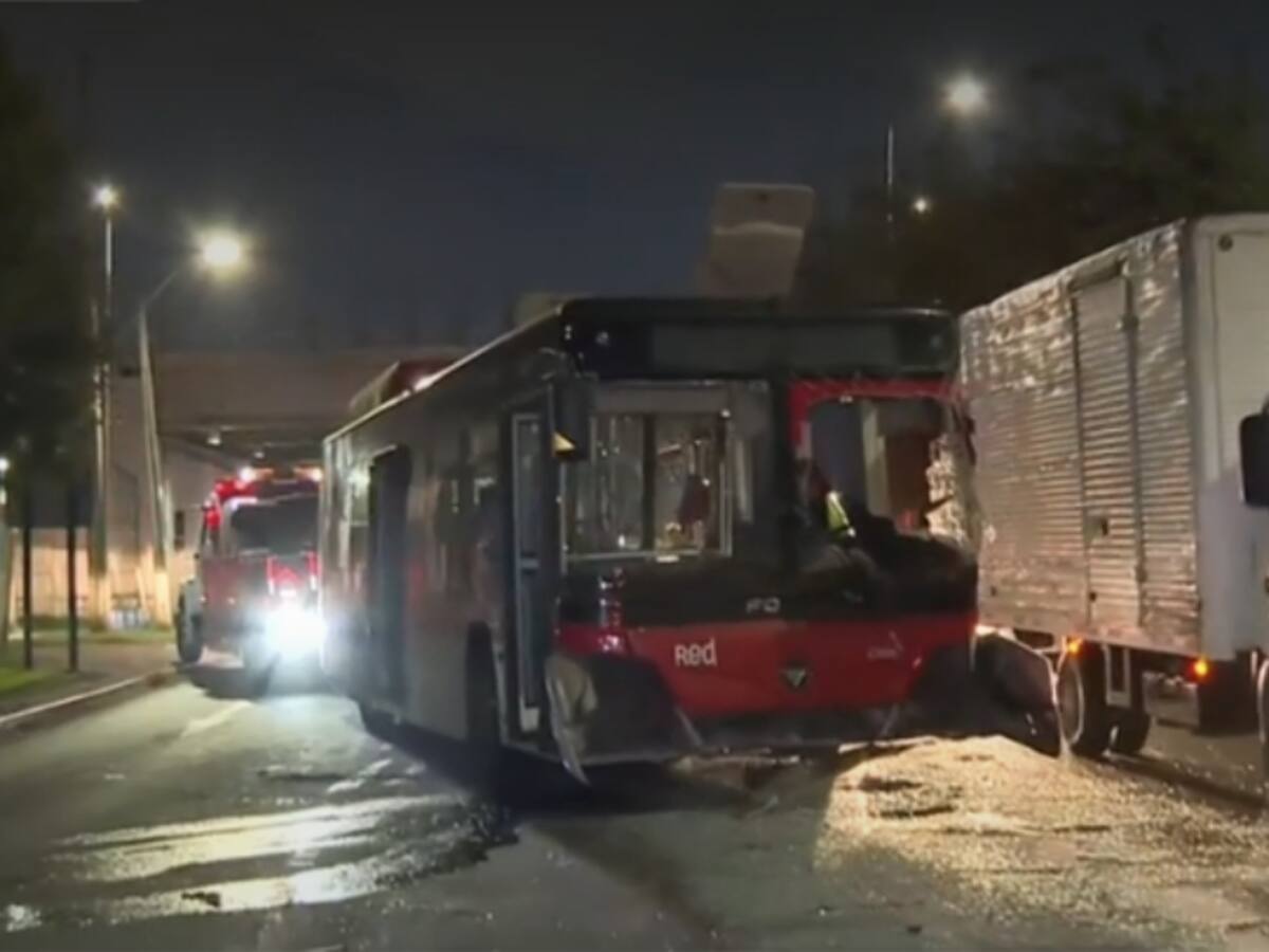 Bus RED choca contra barreras y termina volcado en plena vía en Cerrillos: conductor resultó con lesiones