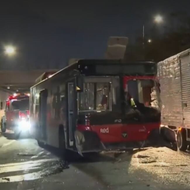 Bus RED choca contra barreras y termina volcado en plena vía en Cerrillos: conductor resultó con lesiones