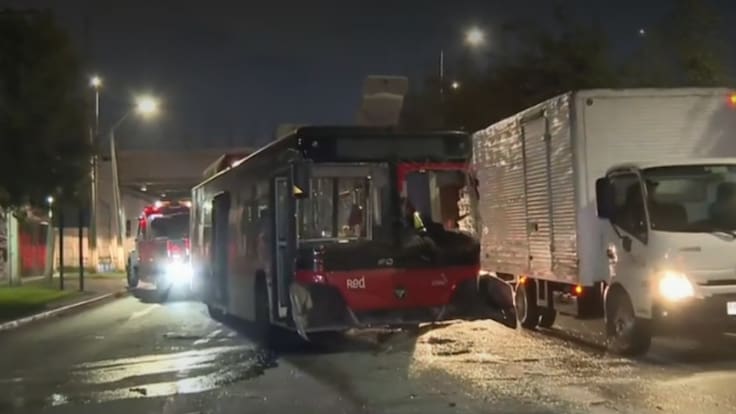Bus RED choca contra barreras y termina volcado en plena vía en Cerrillos: conductor resultó con lesiones