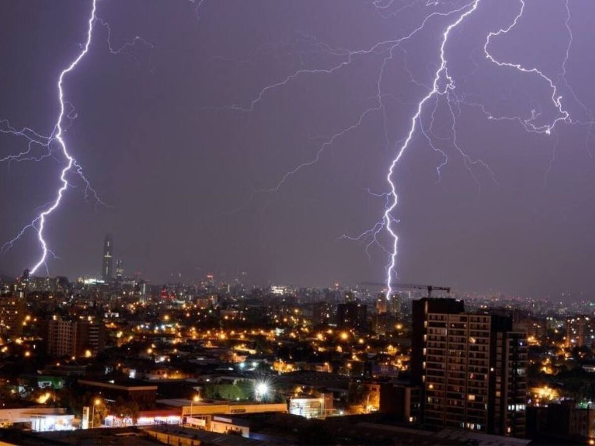 Emiten aviso por probables tormentas eléctricas en Santiago y otras cuatro regiones de Chile