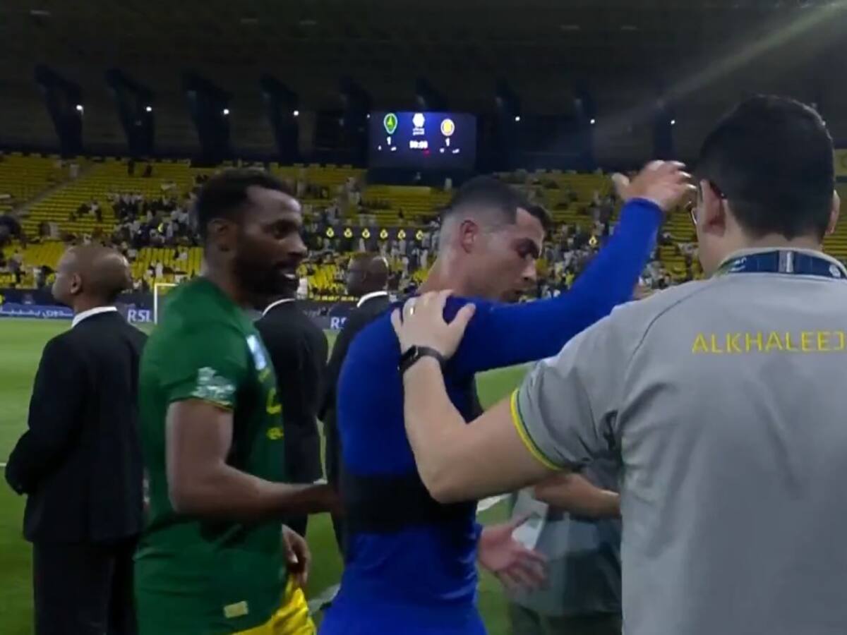 Cristiano no lo pasa bien: empujó a un ayudante técnico que intentó sacarse una foto con él