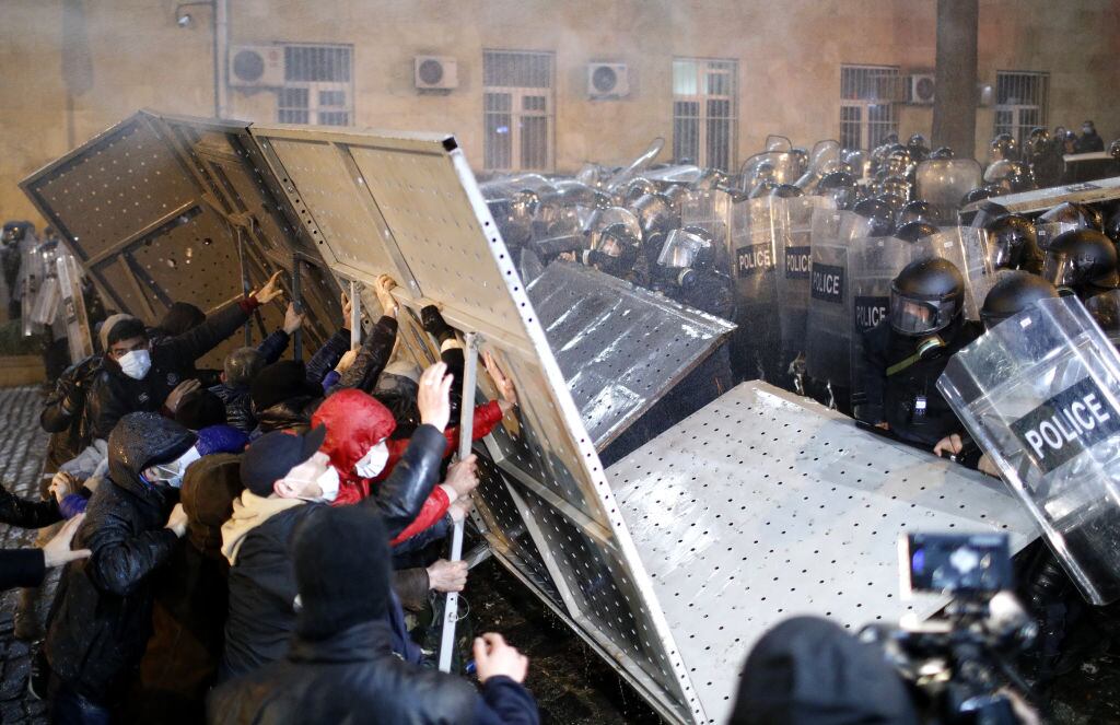 Manifestantes en Georgia cargan contra la policía en la ciudad de Tiflis