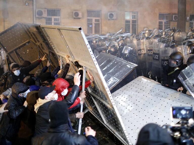 Manifestantes en Georgia cargan contra la policía en la ciudad de Tiflis