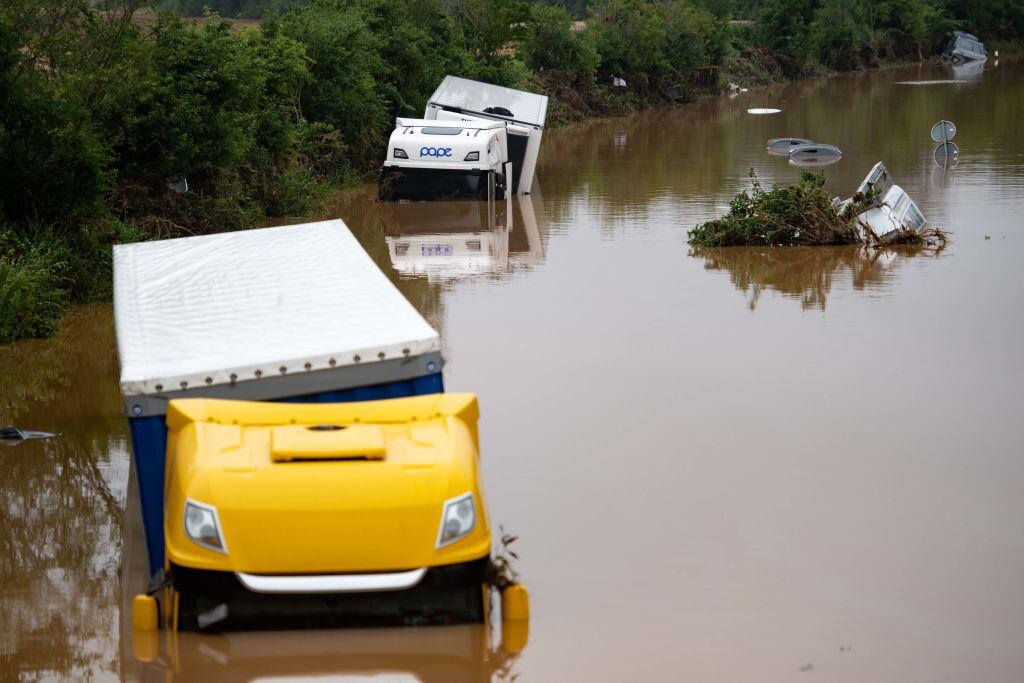 Automóviles y camiones bajo en agua en North Rhine-Westphalia