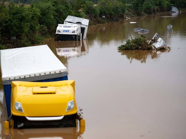 Automóviles y camiones bajo en agua en North Rhine-Westphalia